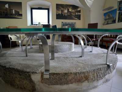 L�aspetto e l�arredamento sono moderni e le pareti sono abbellite da diverse fotografie a colori della masseria, ma a catturare la nostra attenzione � la grande macina in pietra, ormai priva della sua funzione e diventata semplice ornamento, che fa da base al tavolo di vetro al centro della stanza
